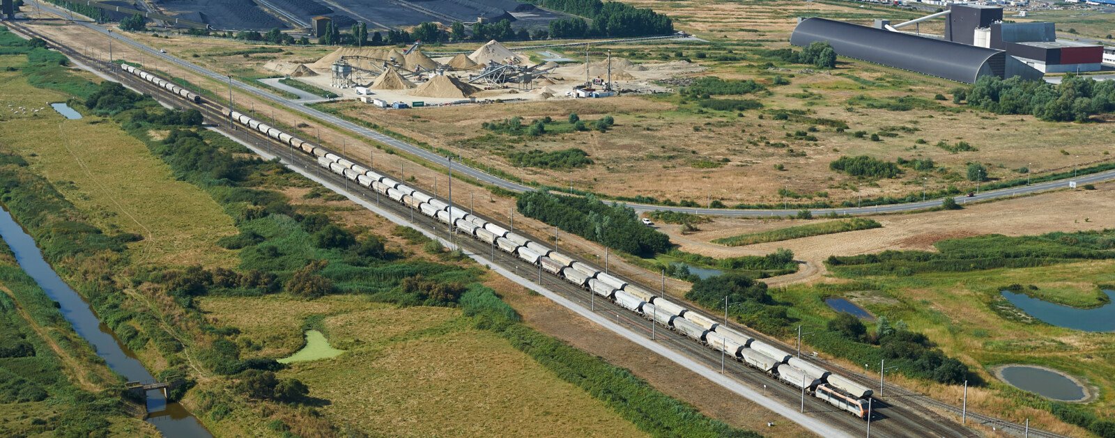 Train de fret circulant dans un terminal portuaire
