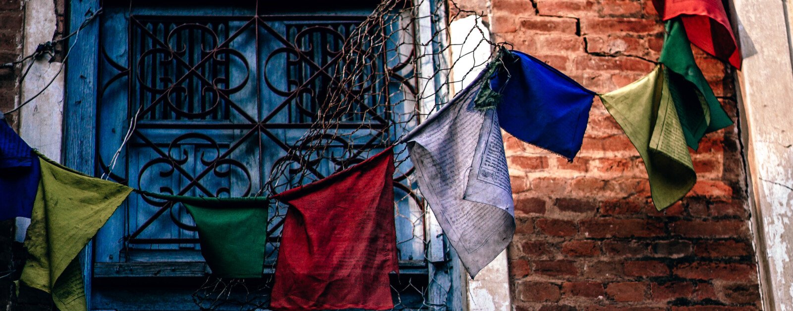 Drapeaux de prières dans un site bouddhiste de l’Himalaya