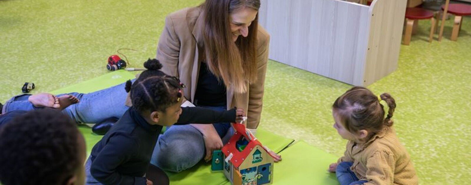 Professionnelle de la petite enfance avec de jeunes enfants dans une crèche nantaise