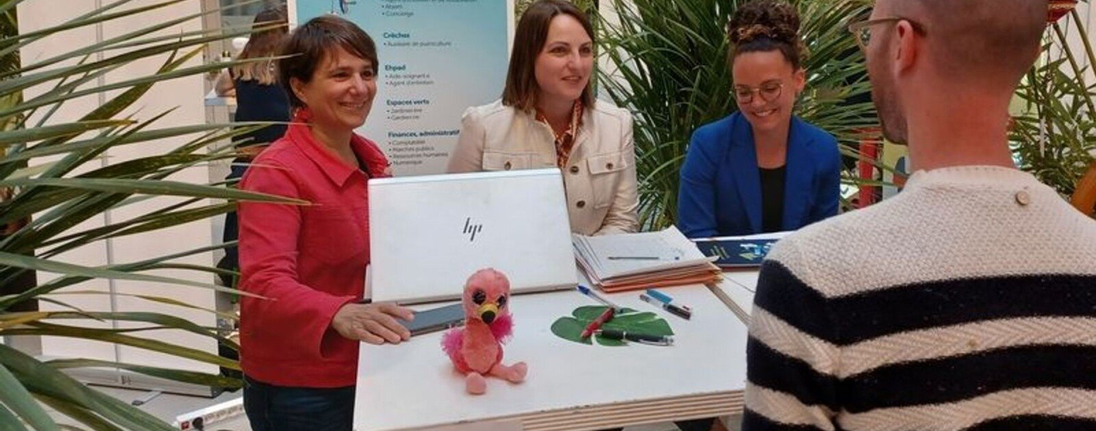 Stand de recrutement de la Ville de Nantes et Nantes Métropole lors d’un forum emploi