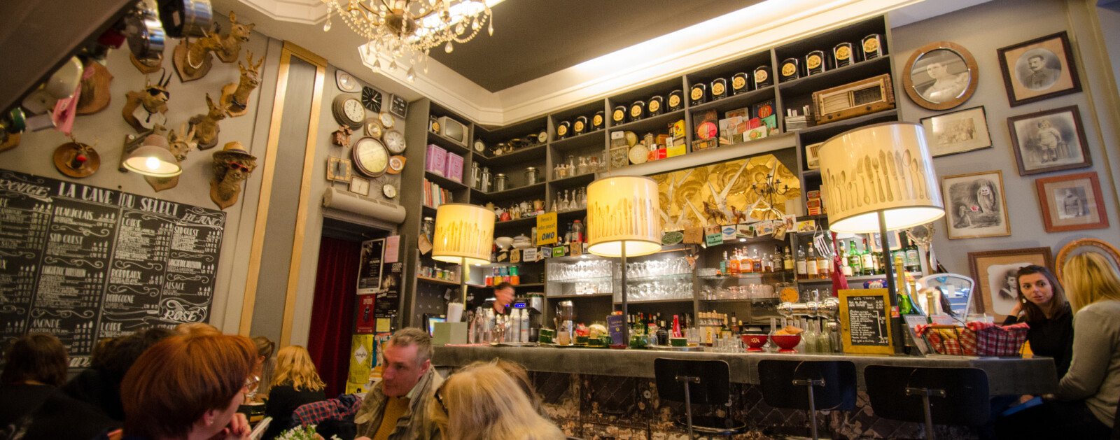 Intérieur d’un restaurant à Nantes avec plusieurs tables