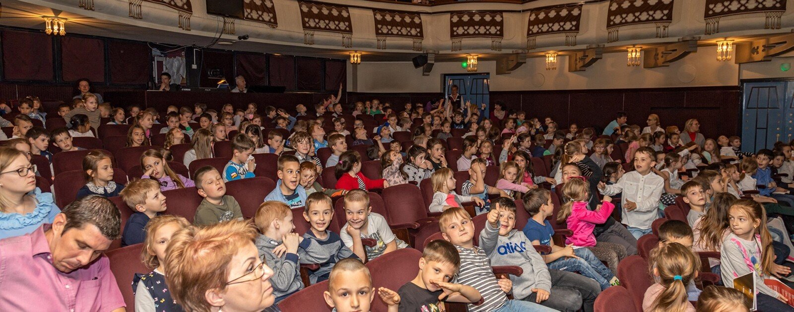 Jeunes spectateurs installés dans une salle de théâtre