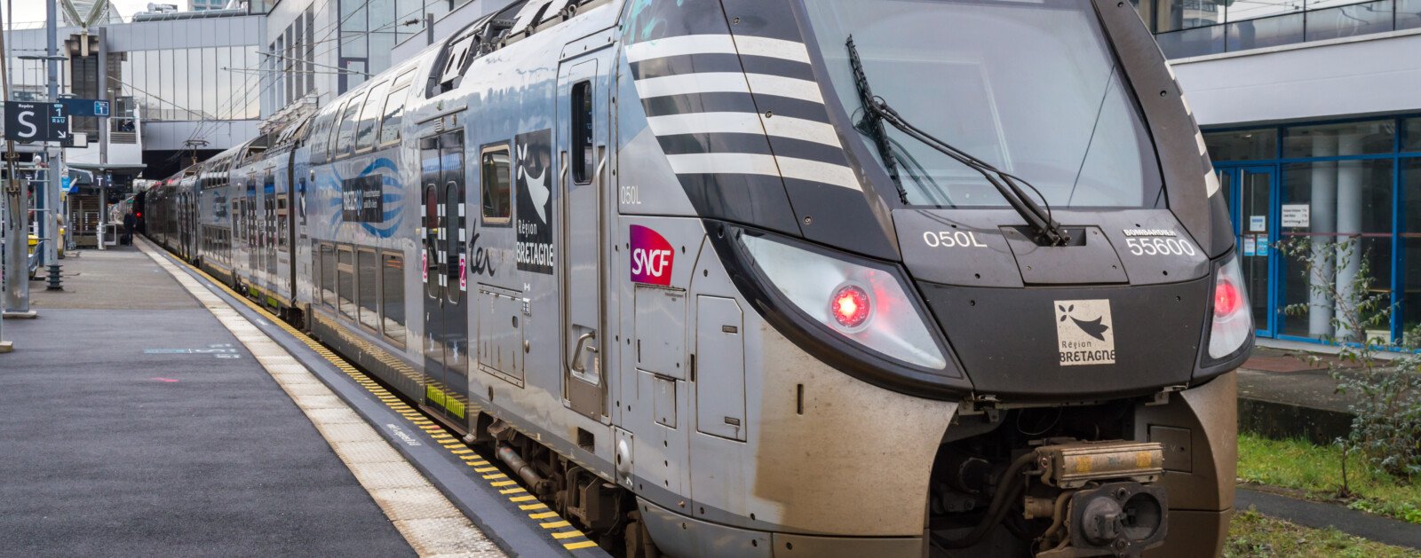 Train régional TER en gare de Rennes