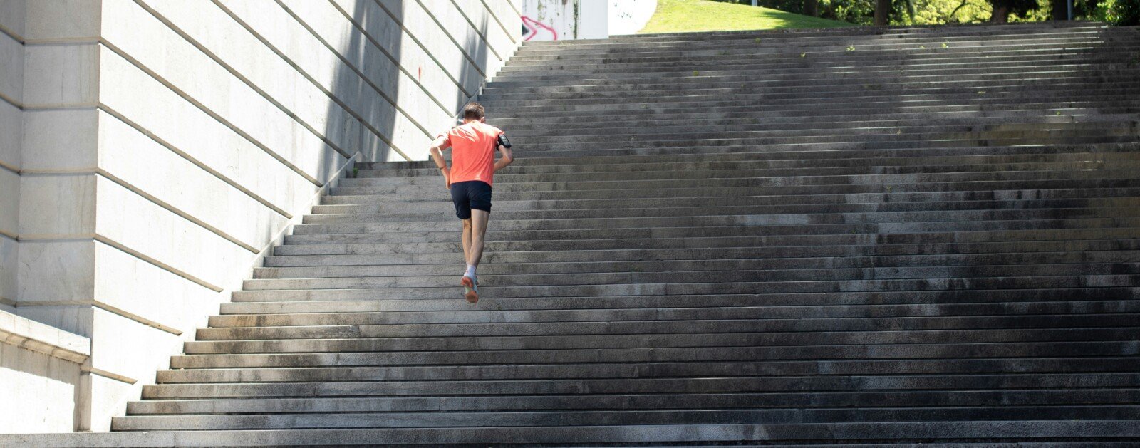 Coureur dans un escalier lors d’un trail urbain