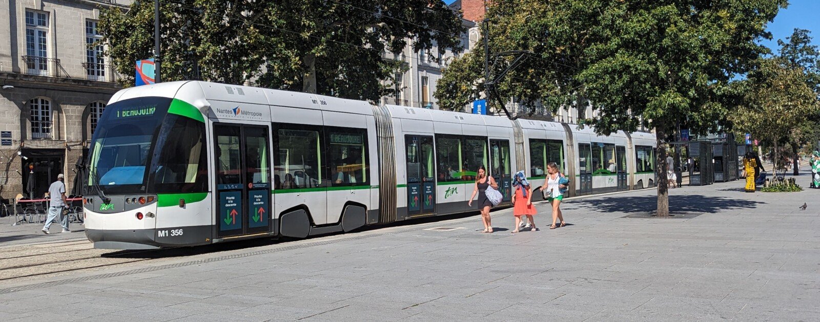 Tramway du réseau nantais circulant dans le centre-ville de Nantes
