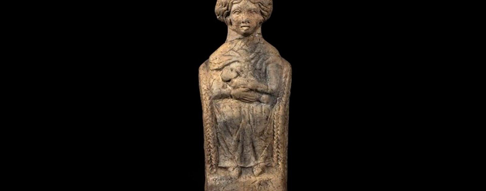 Statuette de déesse-mère allaitant un enfant, présentée dans l’exposition Maternités au Chronographe