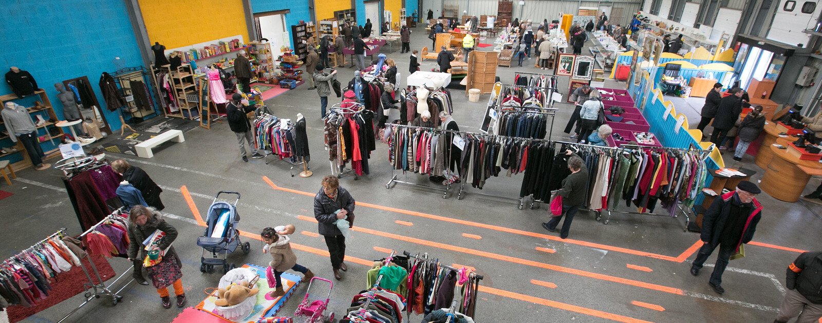 Intérieur d’une ressourcerie avec des objets de seconde main à Rezé