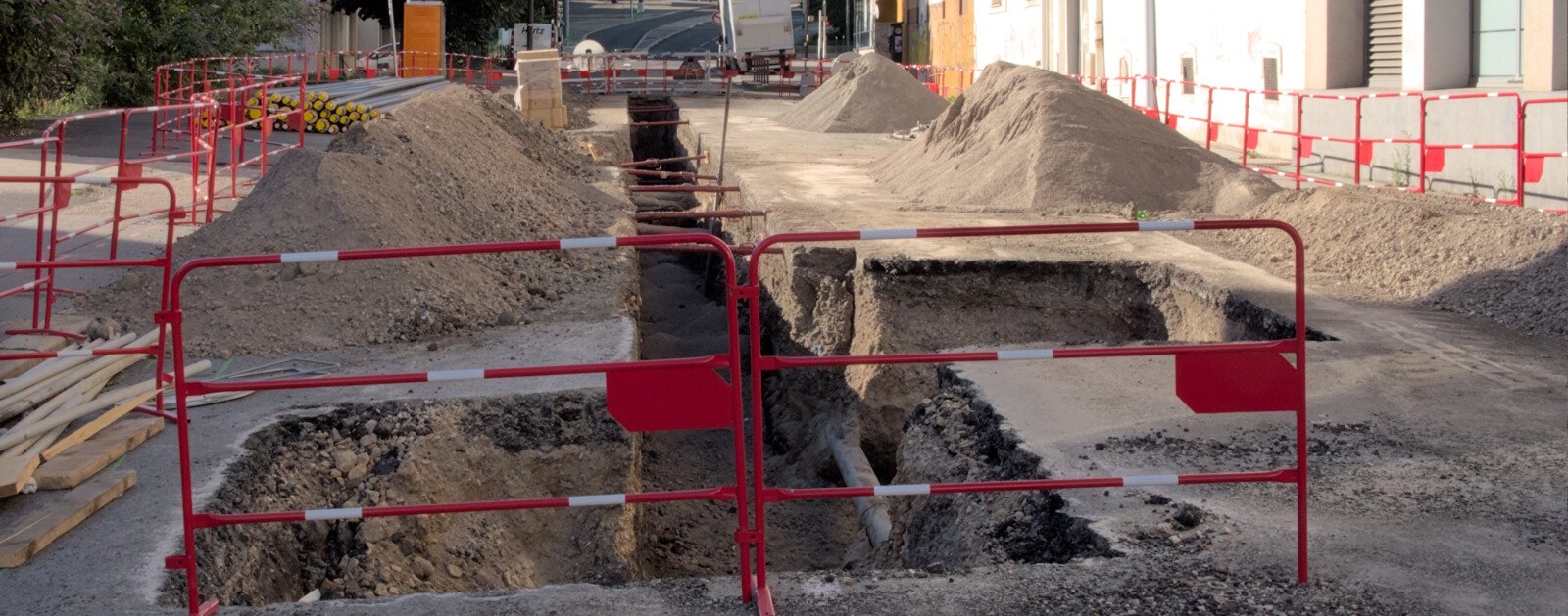 Travaux de pose d’un réseau de chauffage urbain dans une rue