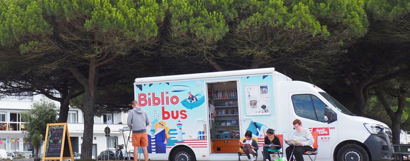 Bibliobus de Saint-Nazaire place du Commando