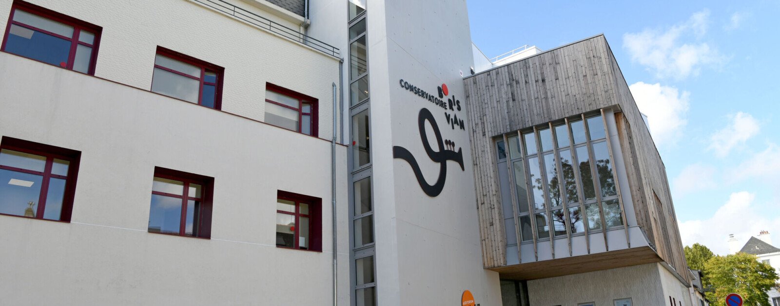 Élèves devant le conservatoire Boris-Vian de Saint-Nazaire