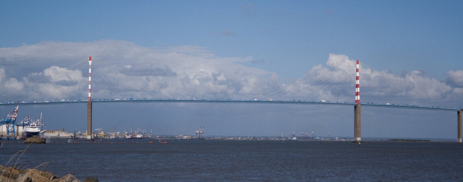 Pont de Saint-Nazaire vu depuis le port, illustration de la ville
