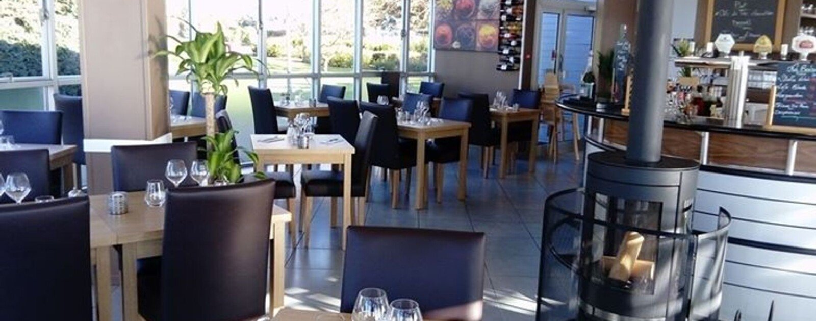 Salle du restaurant Le Transat sur le front de mer de Saint-Nazaire