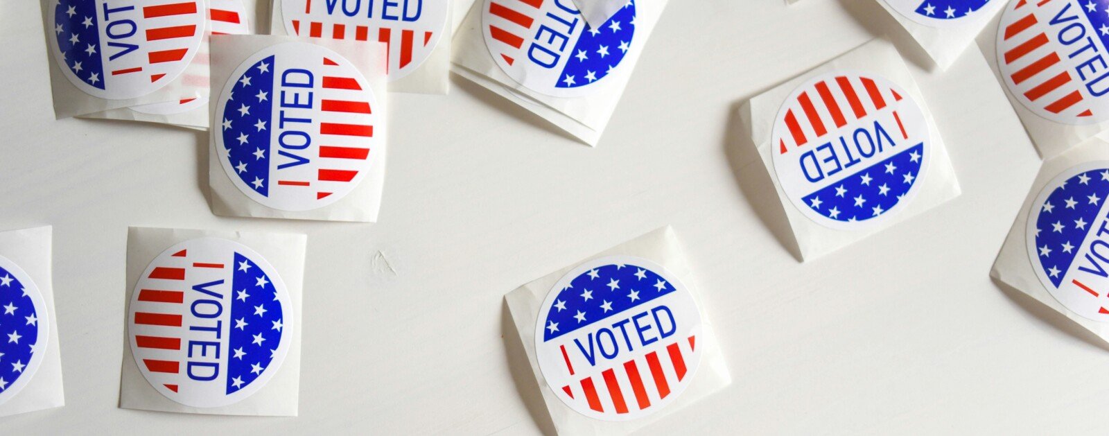 Bulletins de vote posés sur une table