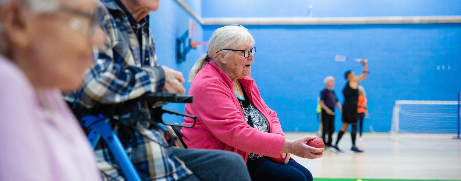 Groupe de seniors participant à une activité collective