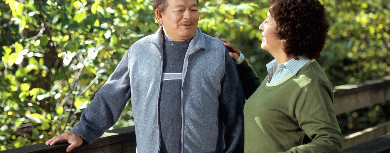 Couple de seniors marchant en extérieur, image d’illustration