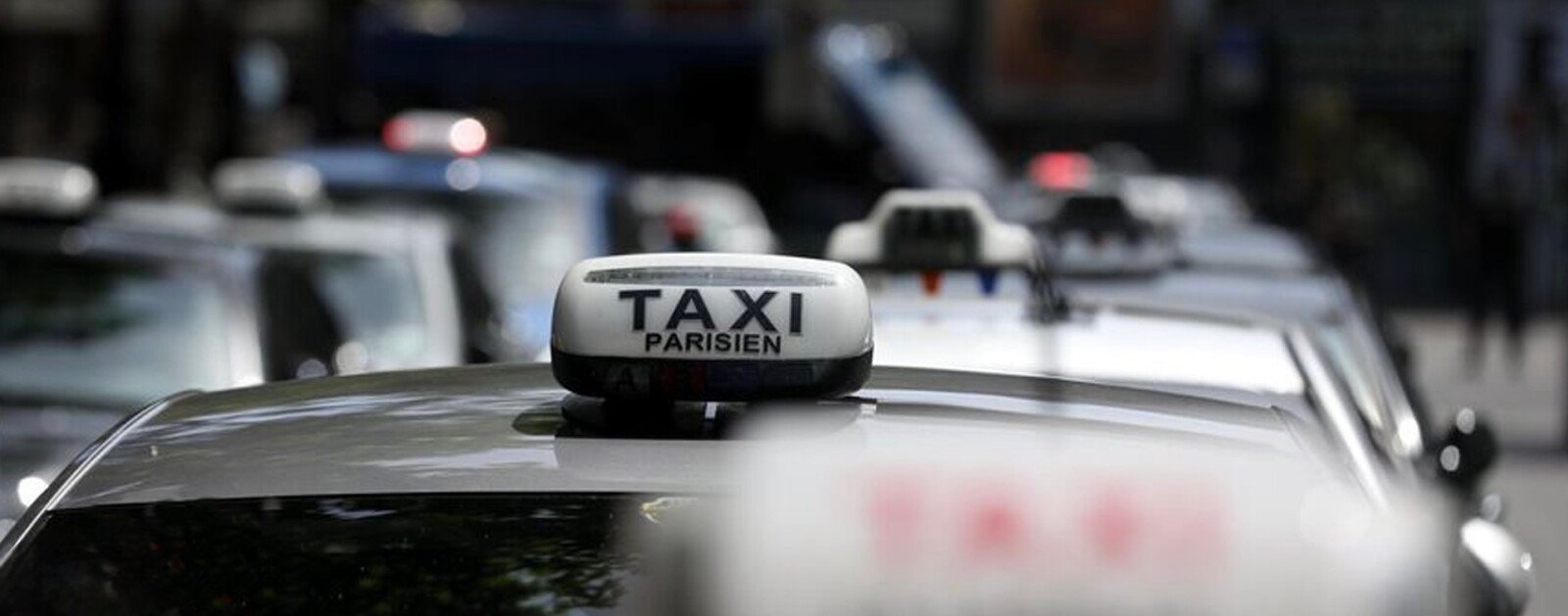 Lumineux de taxi sur un véhicule en France, illustration d’un taxi conventionné