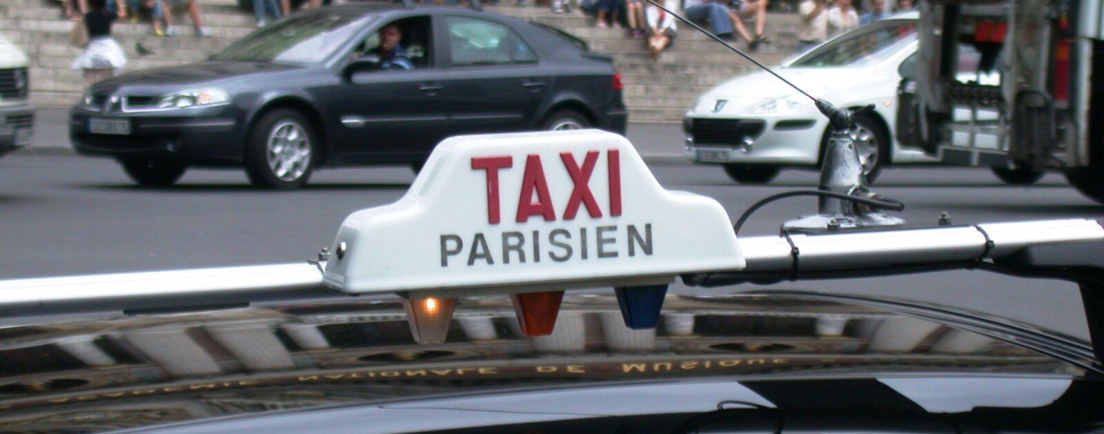 Lumineux de taxi français sur un véhicule, illustration de la recherche d’un taxi conventionné