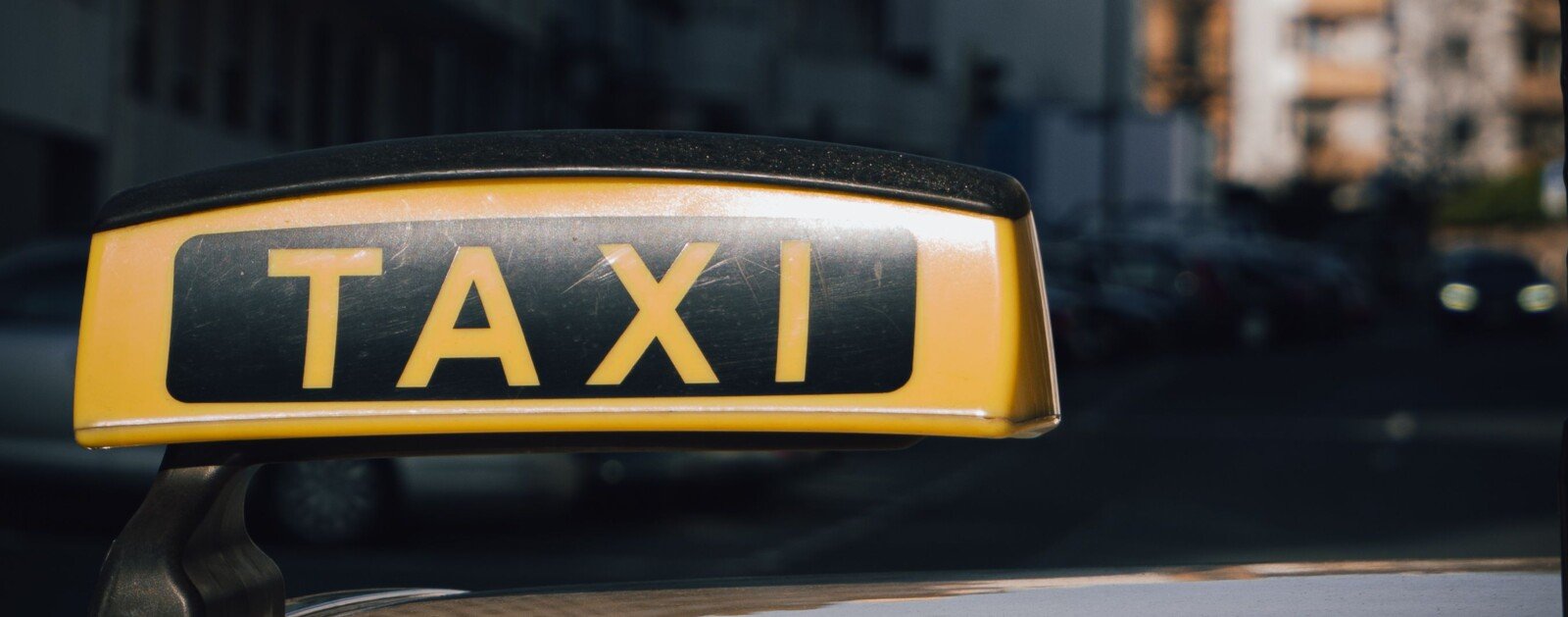 Lumineux TAXI sur le toit d’un véhicule en ville
