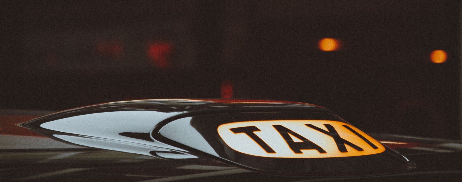 Lumineux TAXI sur le toit d’un véhicule en ville