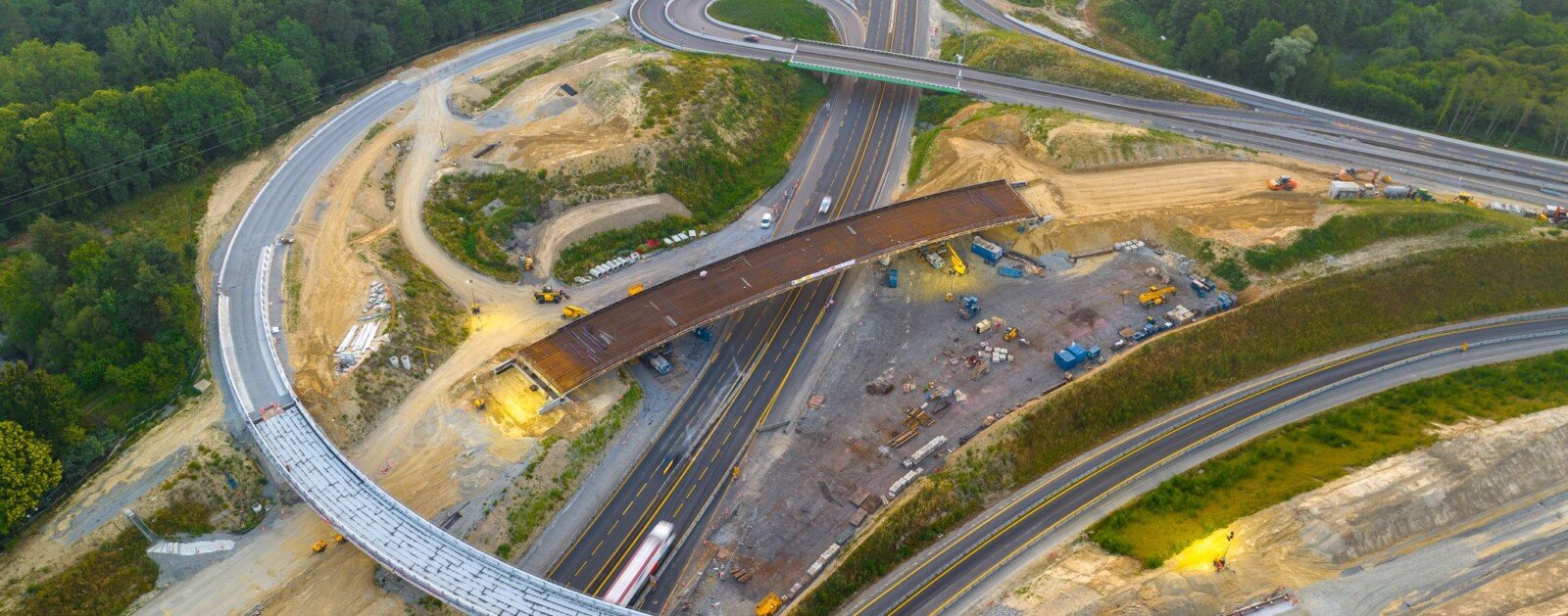 Vue aérienne des viaducs de la porte de Gesvres au-dessus de l’A11 à Nantes
