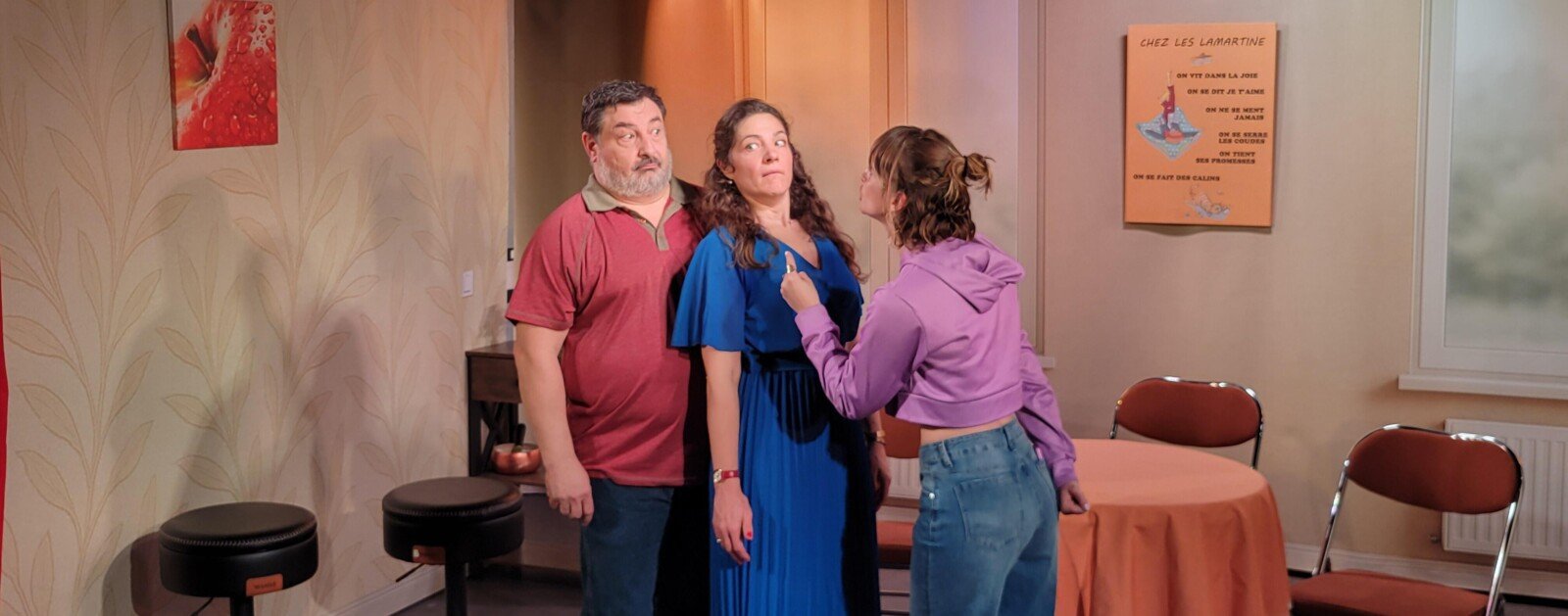 Trois comédiens jouent une scène de la pièce Ado un jour, à dos toujours ! au Théâtre de Jeanne à Nantes