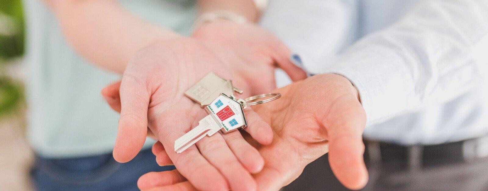 Clés de logement remises entre des professionnels et propriétaires
