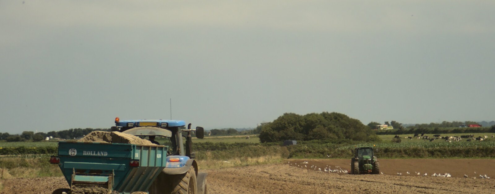 Deux tracteurs dans un champ agricole en Bretagne
