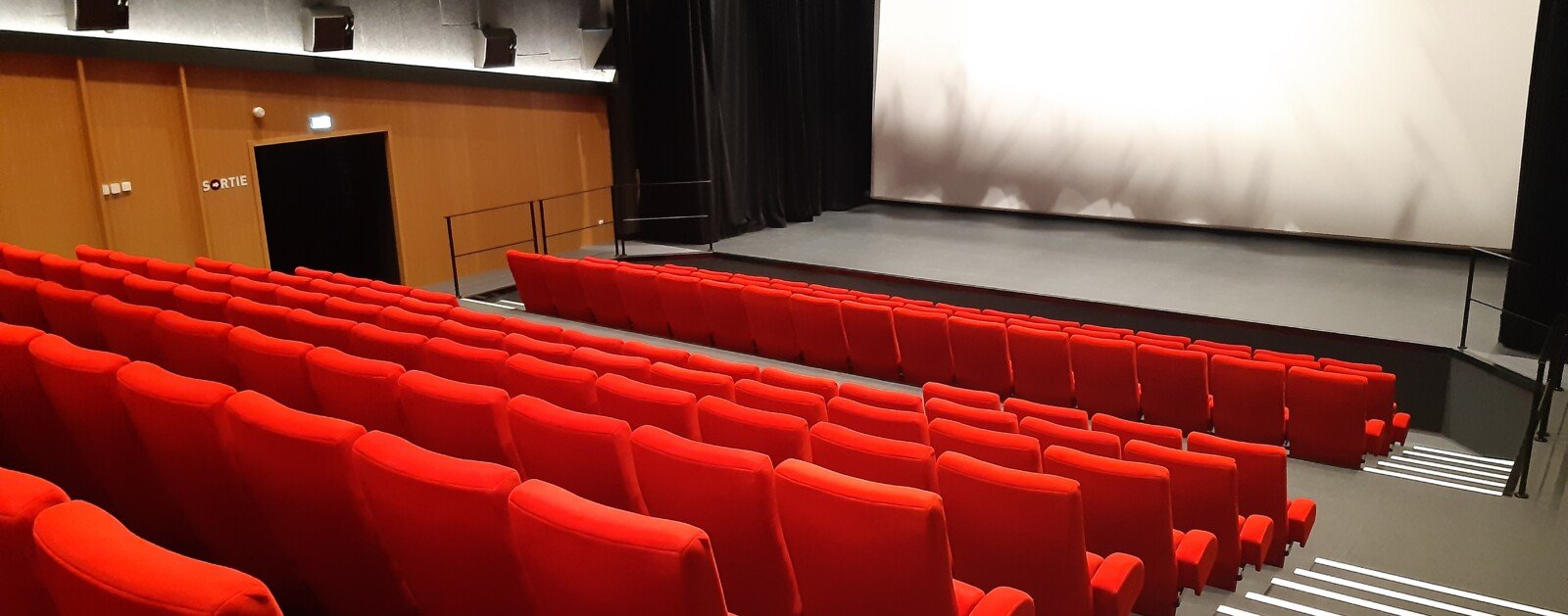 Intérieur d'une salle de projection du cinéma Cin'Étoile à Aizenay, lieu du festival Des rires aux larmes, photographie d'archive