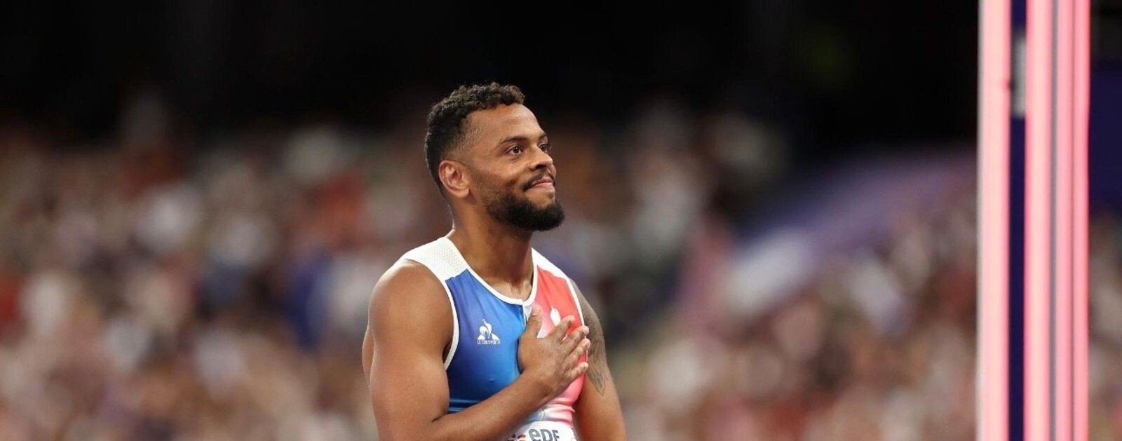 Alexandre Dipoko-Ewané, athlète paralympique nantais, en tenue de l’équipe de France sur la piste de saut en hauteur à Paris 2024