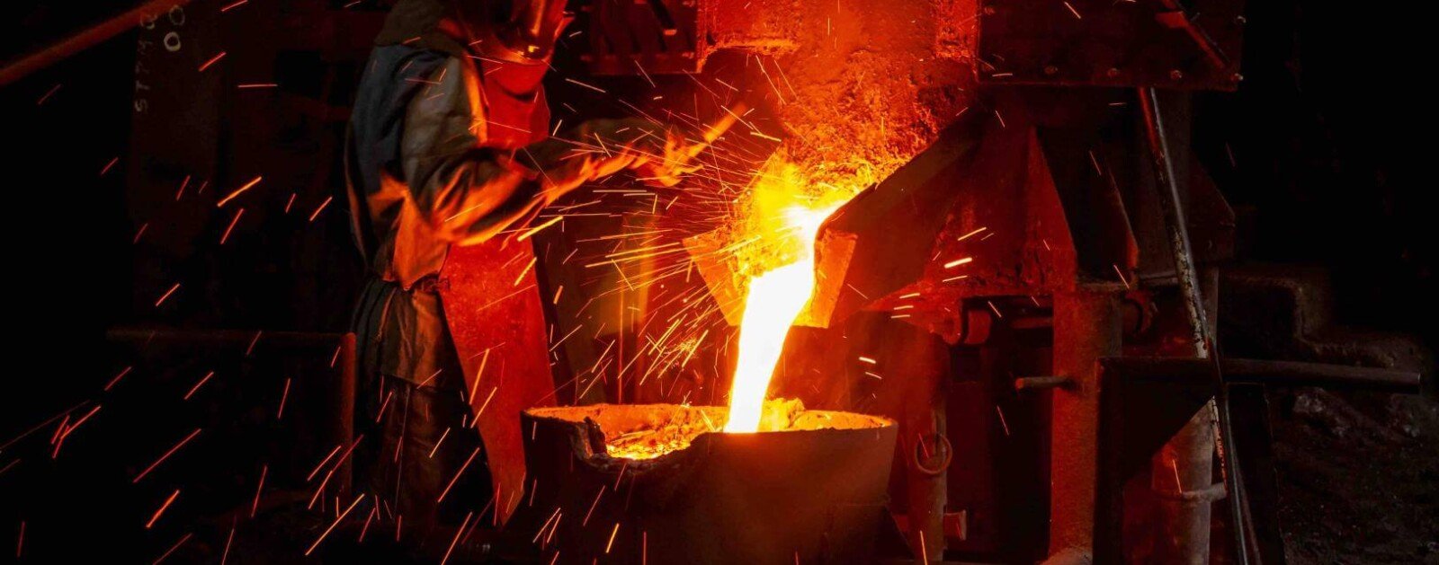 Opération de coulée de métal dans une fonderie industrielle