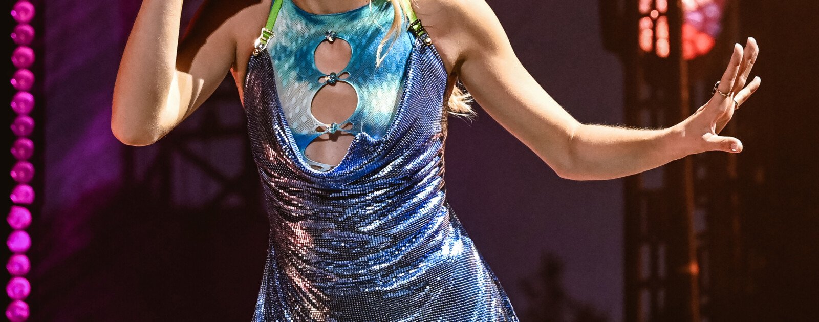 Angèle sur scène au festival des Vieilles Charrues, photographie d'archive du 15 juillet 2022