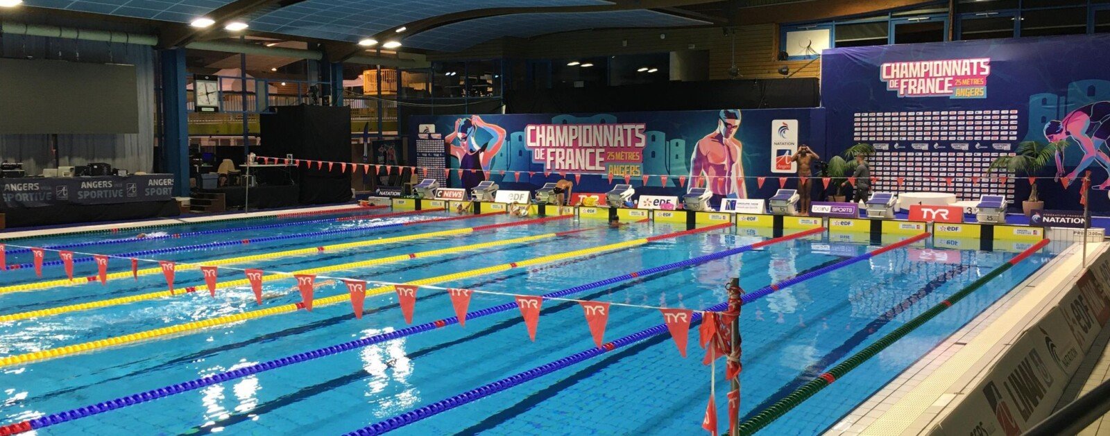 Photographie d'archive de la piscine Jean-Bouin d'Angers préparée pour les championnats de France de natation en petit bassin en 2023.