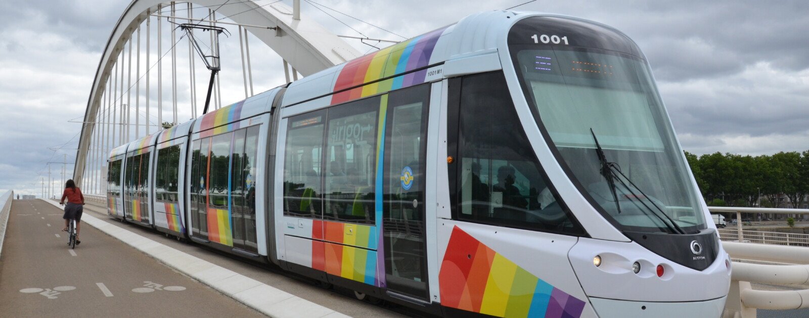 Tramway du réseau Irigo à Angers photographié sur le pont Confluences, archive de 2015, Florian Fèvre