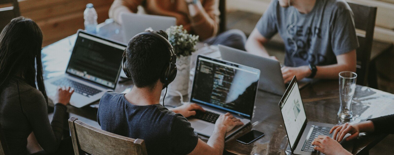 Équipe de professionnels échangeant autour d'un projet innovant, illustration de l'appel aux entrepreneurs