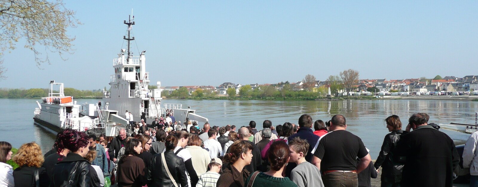 Photographie réelle du bac de Loire Anne de Bretagne sur la liaison de Basse-Indre et Indret