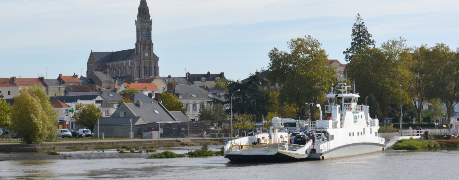 Le bac de Loire desservant Basse-Indre et Indret, avec le bourg d'Indre en arrière-plan