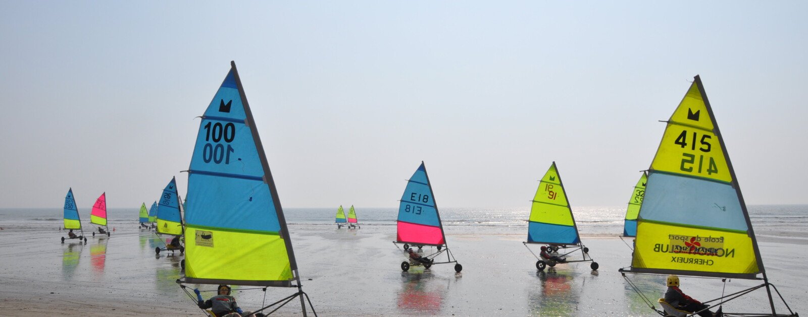 Photographie d'archive : championnat de France des jeunes de char à voile en 2011 sur la plage de La Barre-de-Monts.