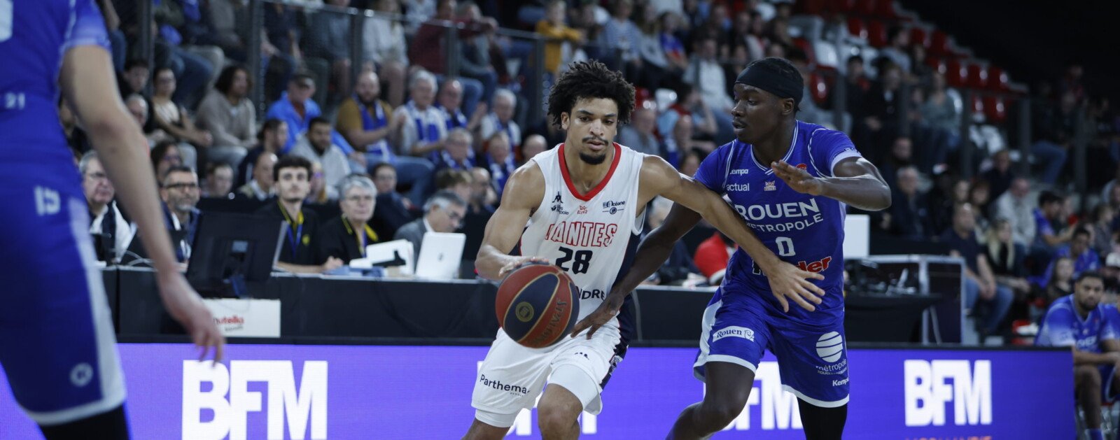 Joueur du Nantes Basket Hermine en action face à Rouen lors d'une rencontre précédente