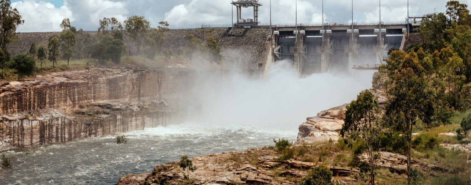 Ouvrage hydraulique avec écoulement d'eau, photographie d'illustration
