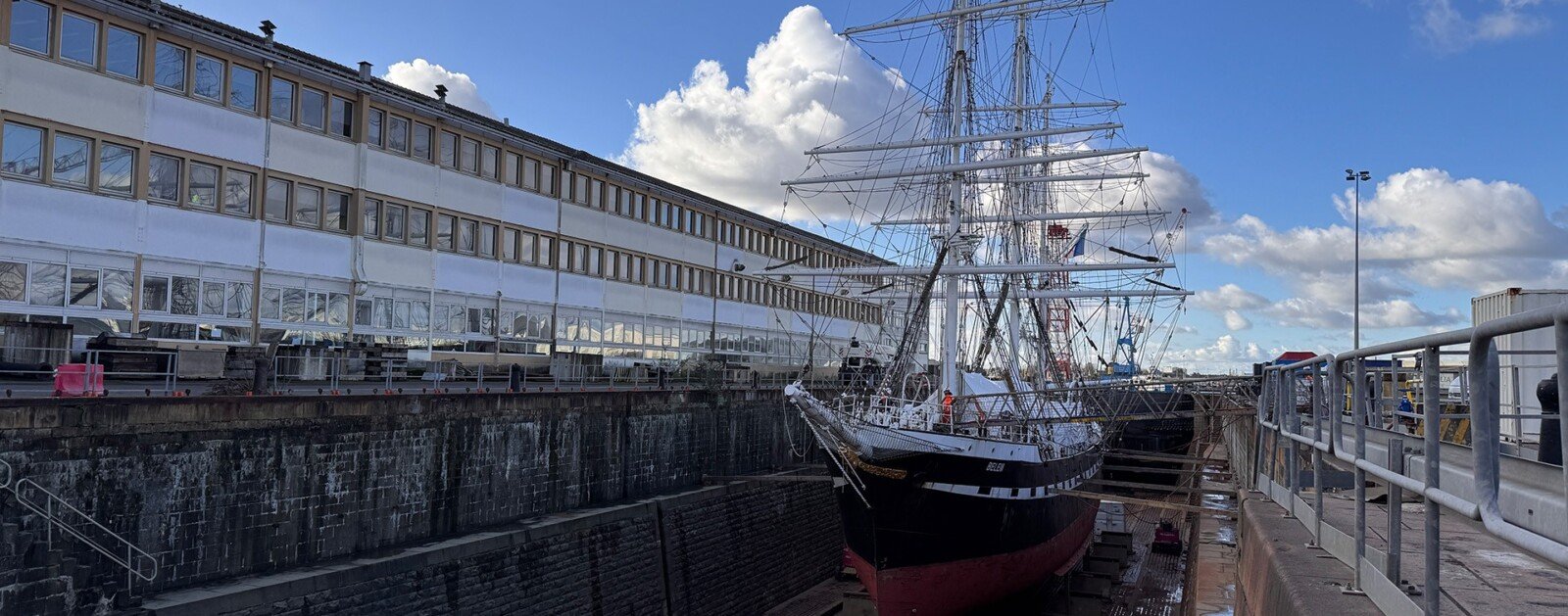 Le trois-mâts Belem dans une forme de radoub à Saint-Nazaire