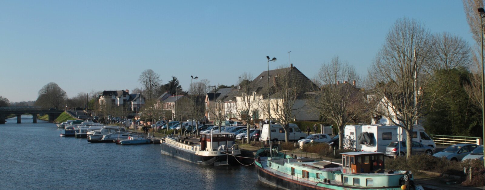 Le port de Blain et les bateaux amarrés le long du quai, photographiés en février 2013
