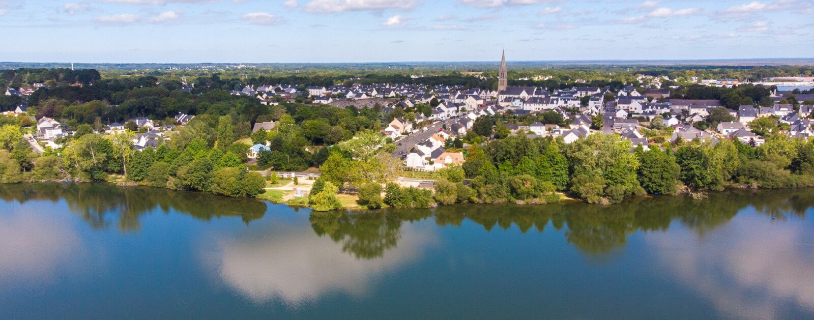 Vue aérienne réelle de l'étang du Bois Joalland à Saint-Nazaire