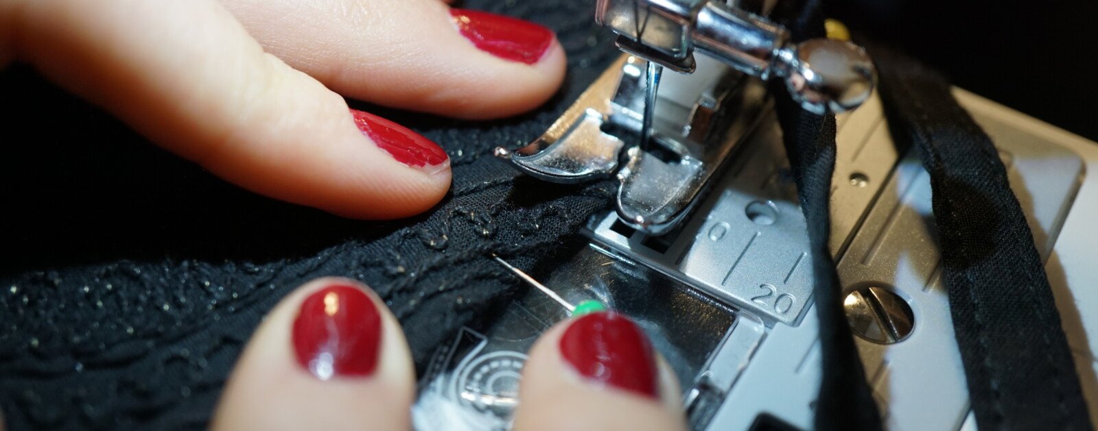 Couturière travaillant sur une machine à coudre, illustration de l'atelier solidaire de Bouaye
