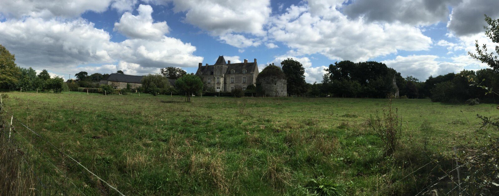 Façade historique du château de la Sénaigerie à Bouaye, photographie de patrimoine communal