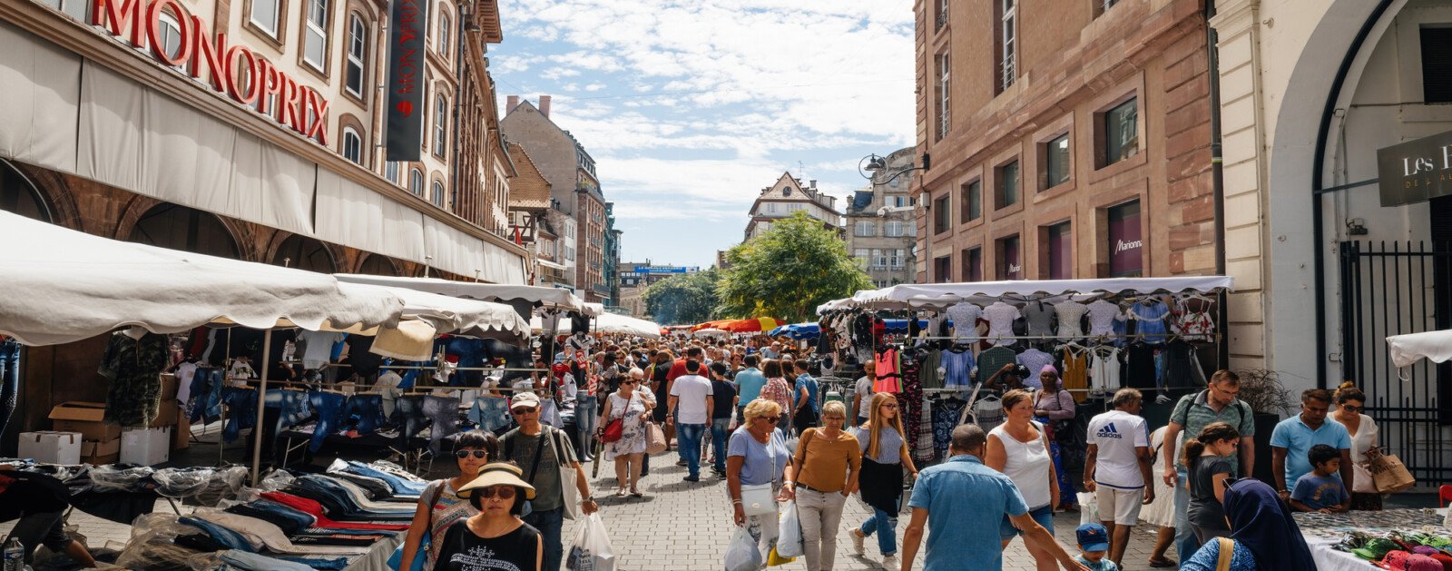 Stands et passants dans une rue du centre de Nantes pendant la grande braderie