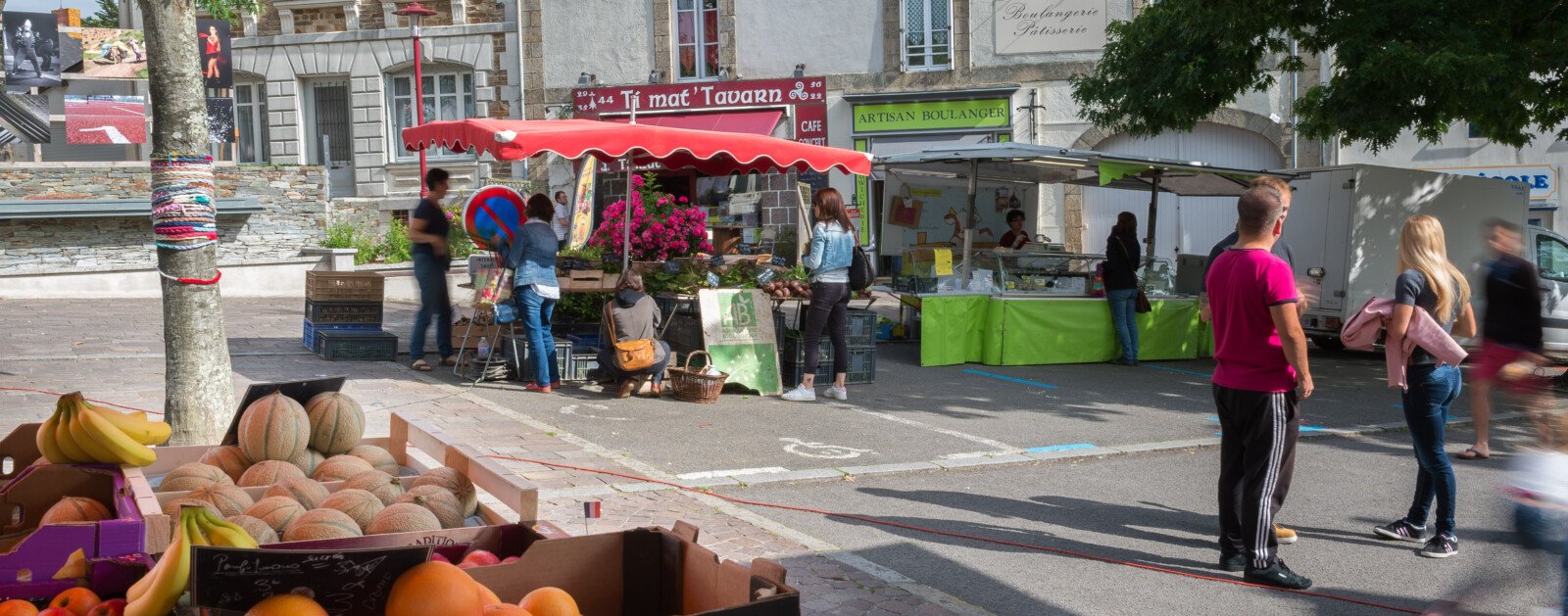 Marché sur la place de l'Église, dans le centre-bourg de Campbon
