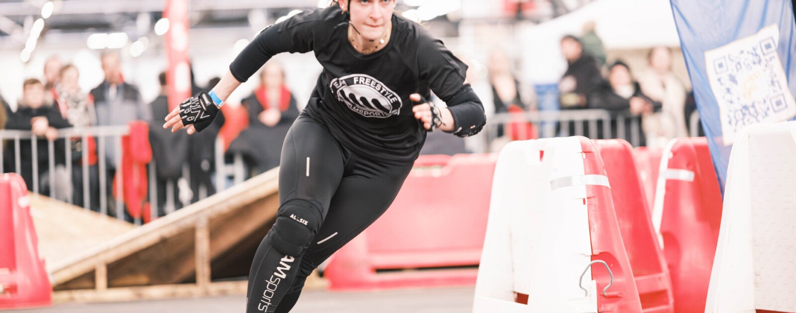 Sportive en roller inline sur un parcours réel de skatecross, photo d'illustration