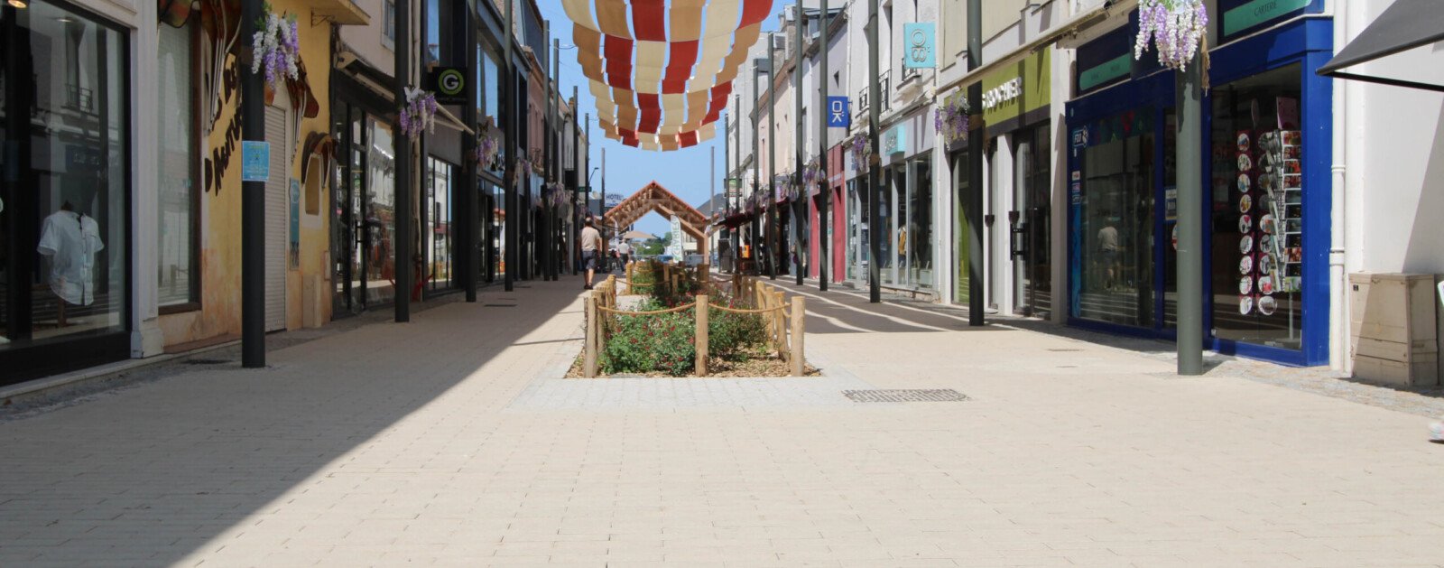 Rue Gobin réaménagée au cœur de Challans, photographiée de jour avec ses commerces et lampadaires, image Celtys 2025
