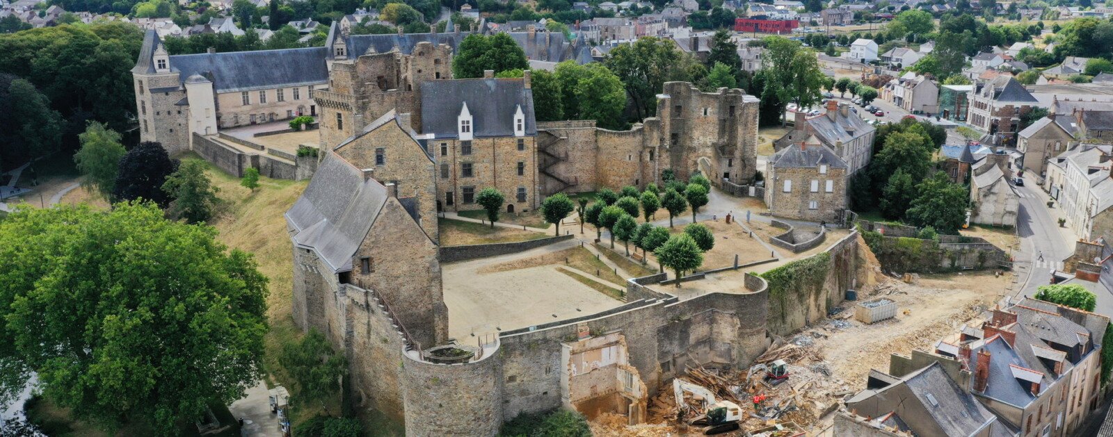 Vue aérienne du château de Châteaubriant et des abords de la place Charles-de-Gaulle, où se situe la bijouterie