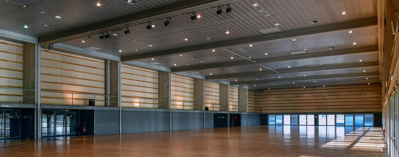 Intérieur de la Halle de Béré à Châteaubriant, lieu des forums Destination Avenir(s)